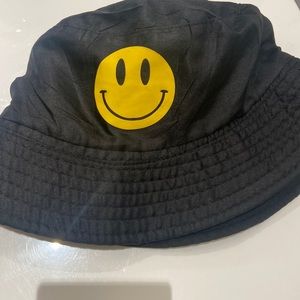 SMILEY BUCKET HAT